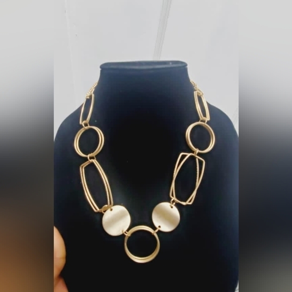 Gold Tone Oval And Rectangle Large Shaped Linked Necklace. 🌴 - Picture 4 of 7